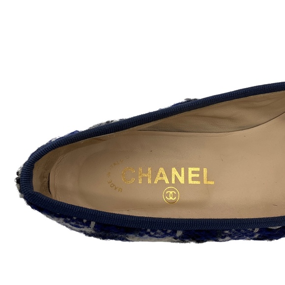 CHANEL BLUE / IVORY CC LOGO PATENT LEATHER CAP TOE CHECKERED TWEED BALLET FLATS - Picture 11 of 11